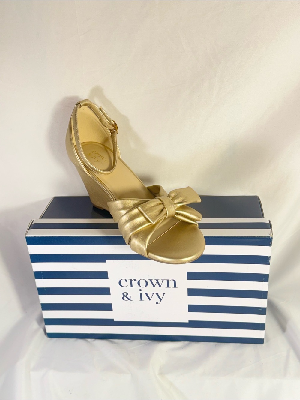 Crown & Ivy NEW in BOX size 8 Gold Wedge Sandals with Bow style Believe